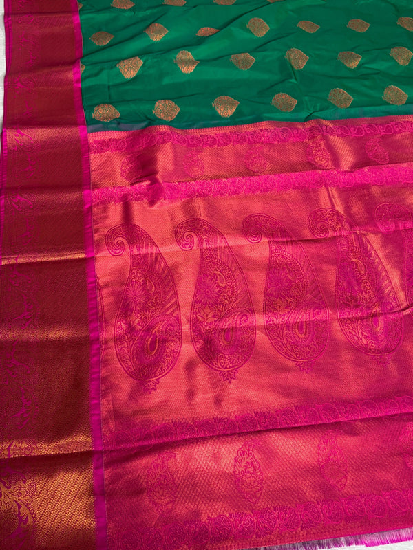The Sovereign Emerald: Deep Green Kanchipuram Silk Saree with Fuchsia Pink & Gold Zari Border