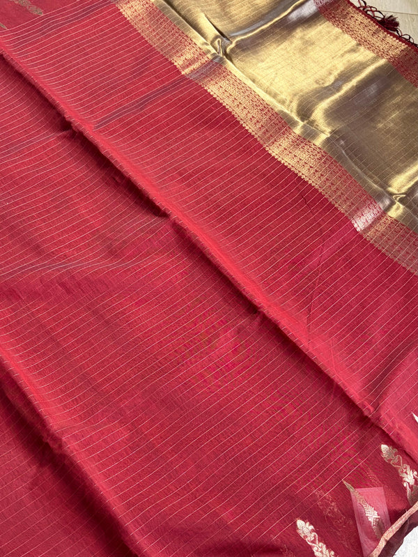 The power of a maroon drape.