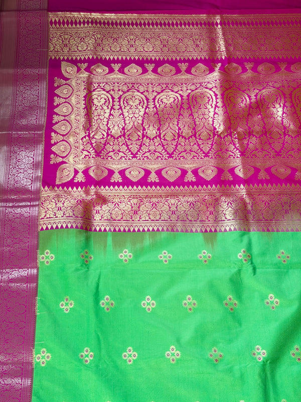 Parrot green perfection and a pop of pink. π¦π