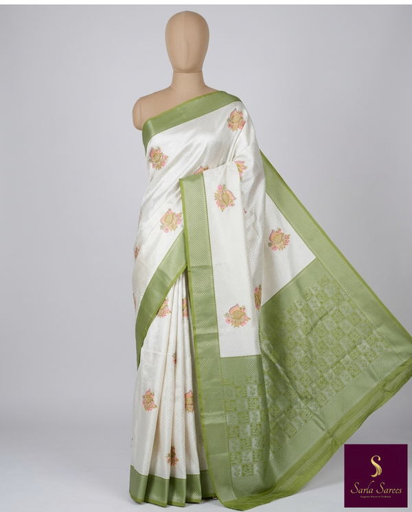 Timeless cream silk saree with a subtle light green border for a touch of graceful elegance. π€πβ¨