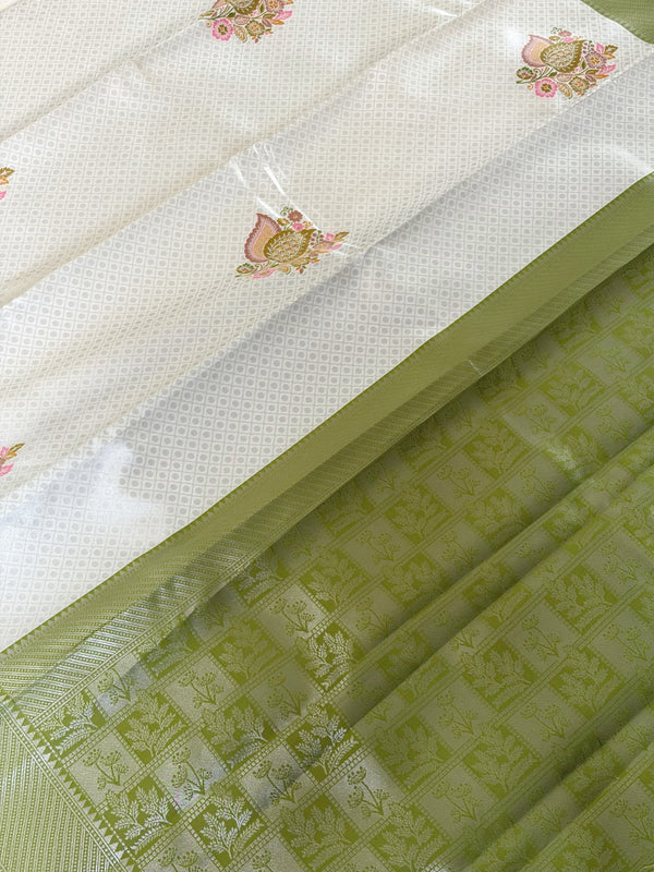 Timeless cream silk saree with a subtle light green border for a touch of graceful elegance. π€πβ¨