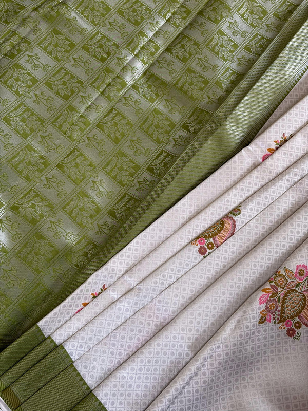 Timeless cream silk saree with a subtle light green border for a touch of graceful elegance. π€πβ¨