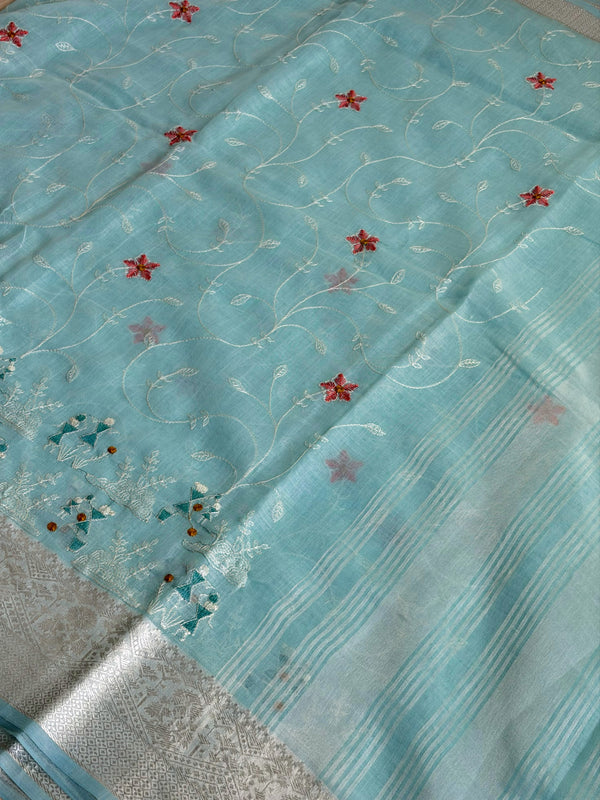 Elegant, breathable, and timeless, this blue linen saree is perfect for effortless everyday grace. 💙✨